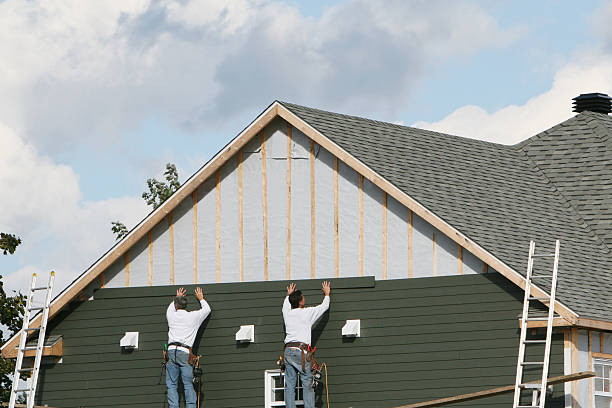 Professional Siding Replacement technician working in Glenwood, IL